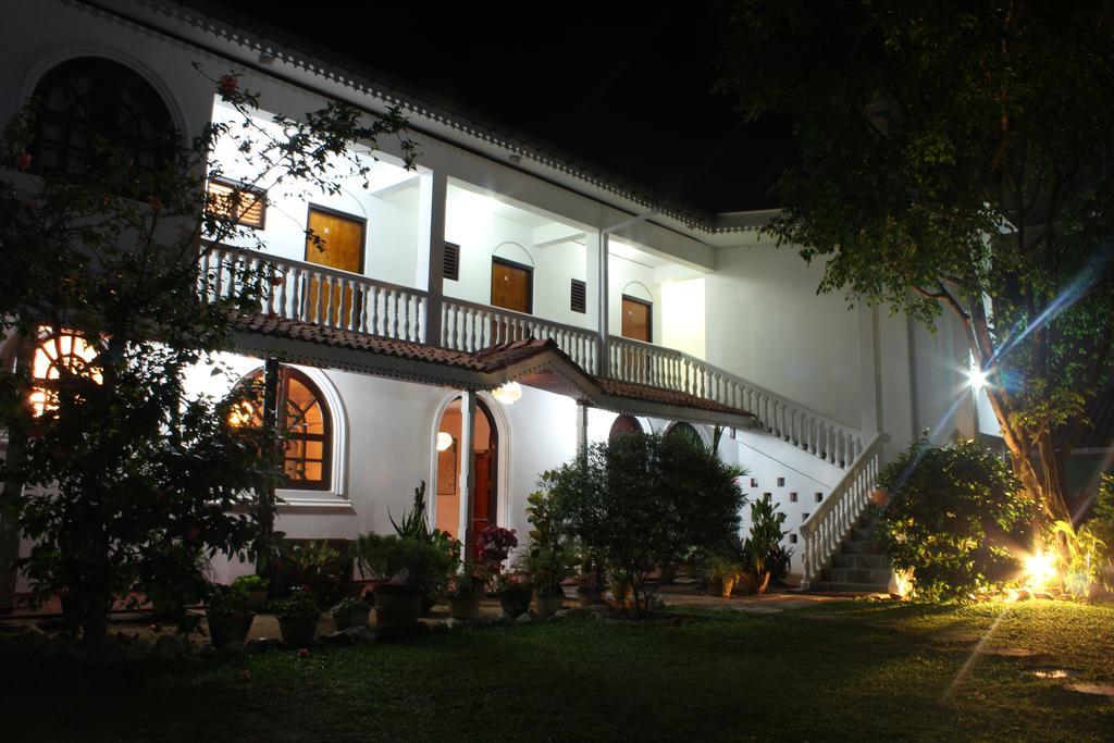 Отель Hideaway Хиккадува Экстерьер фото